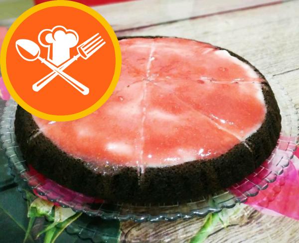 Τάρτα κέικ με σάλτσα φράουλας κακάο